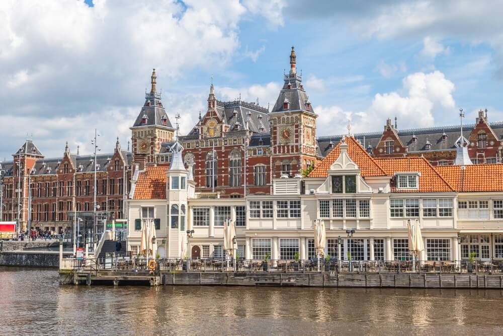 where to stay in amsterdam close to the other towns and cities
